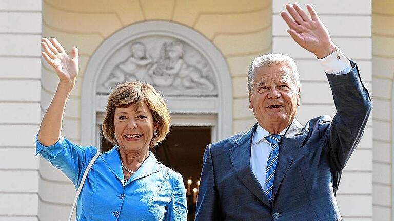 Bundespräsident Gauck und Daniela Schadt       -  Sie machen in Schloss Bellevue im März Platz für den neuen Bundespräsidenten: Joachim Gauck und seine Lebensgefährtin Daniela Schadt.