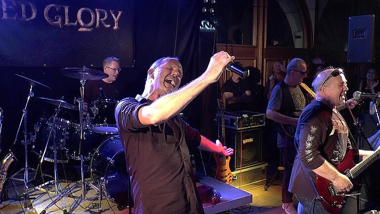 Die Musiker von „Faded Glory“ sind richtige Vollblutmusiker und gaben alles, damit das Publikum auf seine Kosten kam. Die Musiker von „Faded Glory“ sind richtige Vollblutmusiker und gaben alles, damit das Publikum auf seine Kosten kam.