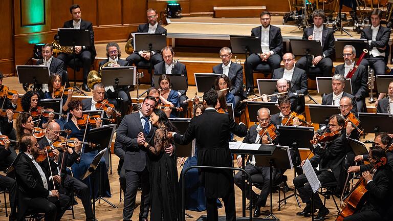 Freddie De Tommaso und Carmela Remigio zauberten bei der Kissinger Operngala mit dem Orchestra Sinfonica di Milano wahrhaft italienische Momente. Freddie De Tommaso und Carmela Remigio zauberten bei der Kissinger Operngala mit dem Orchestra Sinfonica di Milano wahrhaft italienische Momente.