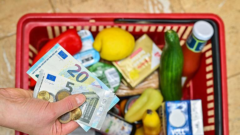 Symbolbild zur Inflation       -  Die Teuerung lag von 2021 bis 2023 bei insgesamt 13,2 Prozent.