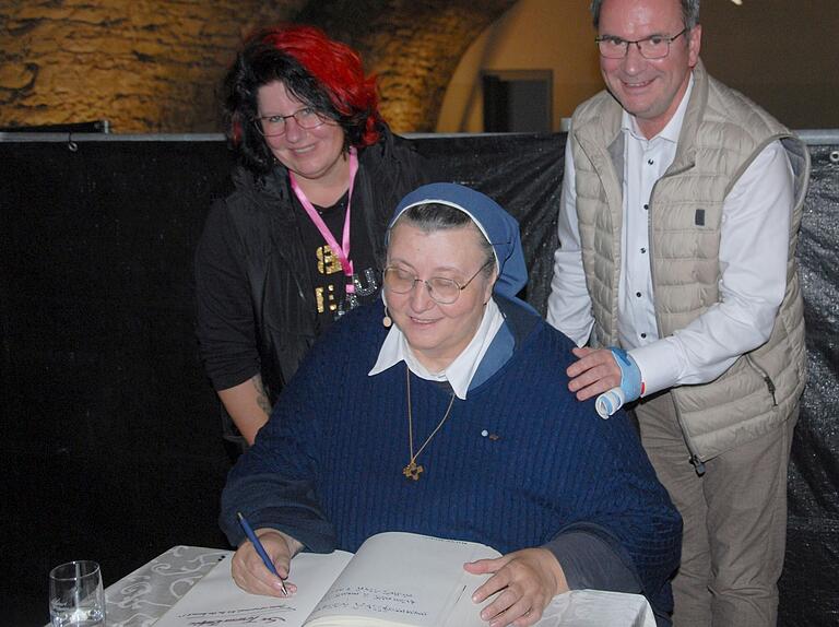 Unter den Augen von Organisatorin Alexandra Grubert und Bürgermeister Burkhard Klein trägt sich Teresa Zukic ins Goldene Buch der Gemeinde Rödelsee ein. Unter den Augen von Organisatorin Alexandra Grubert und Bürgermeister Burkhard Klein trägt sich Teresa Zukic ins Goldene Buch der Gemeinde Rödelsee ein.