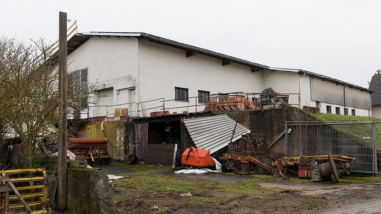 In der Jauchegrube eines Aussiedlerhofs in Wiesenfeld, die scheinbar nicht mehr in Gebrauch war, fand die Polizei 1993 die Leiche der 13-Jährigen Sabine.