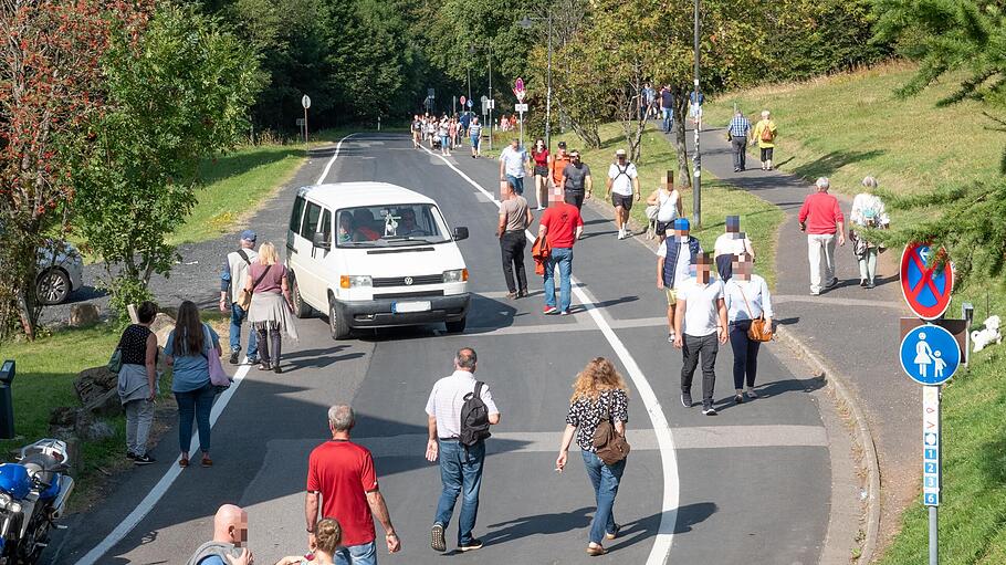 RhÃ¶n leidet unter Overtourism       -  Solche Bilder wie im vergangenen Jahr am Kloster Kreuzberg soll es an Ostern - schon aus InfektionsschutzgrÃ¼nden - nicht geben. Das BiosphÃ¤renreservat appelliert an Besucher, die touristischen Hotspots zu meiden. Foto: Archiv