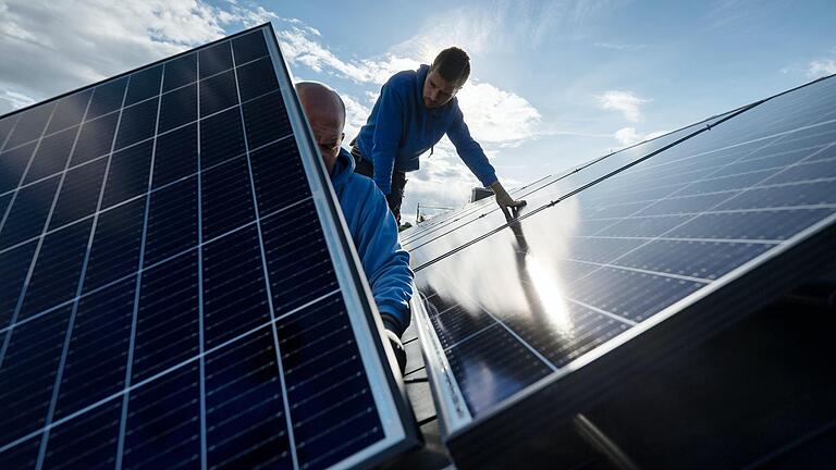 Die Energie der Sonne für Strom nutzen: Wer sich eine Photovoltaikanlage aufs Hausdach installieren lässt, muss mit Blick aufs Finanzamt einiges beachten.