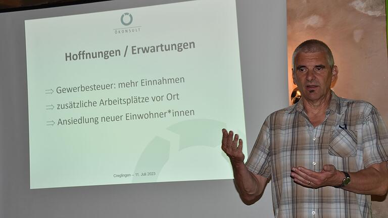 Fand viel Zustimmung bei den knapp über 100 Zuhörerinne und Zuhörern in der Historischen Schäferei zum geplanten 22 Hektar großen Industriegebiet Frauental: Stefan Flaig vom Stuttgarter Ökonsult.