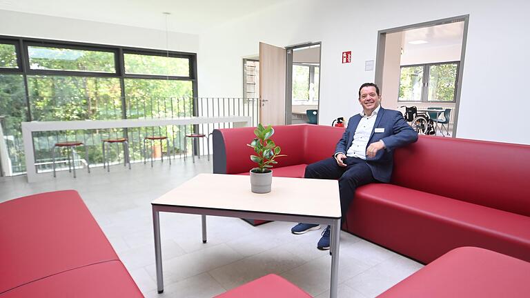 Klinik-Geschäftsführer Christian Schell in der Lounge der Pflegeschule, die auch für Gruppenarbeit genutzt werden kann.