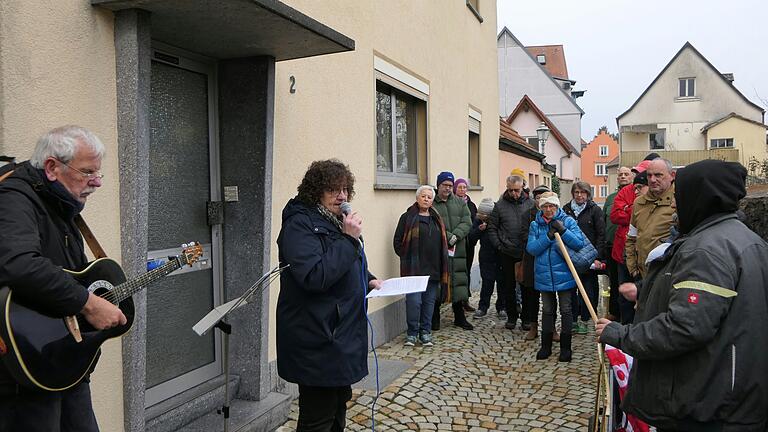 An mehreren Stationen, wie hier im Anstaltsgässchen am ehemaligen Wohnsitz einer jüdischen Familie, hielten die Teilnehmerinnen und Teilnehmer der Veranstaltung inne. An mehreren Stationen, wie hier im Anstaltsgässchen am ehemaligen Wohnsitz einer jüdischen Familie, hielten die Teilnehmerinnen und Teilnehmer der Veranstaltung inne.