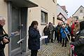 An mehreren Stationen, wie hier im Anstaltsgässchen am ehemaligen Wohnsitz einer jüdischen Familie, hielten die Teilnehmerinnen und Teilnehmer der Veranstaltung inne.