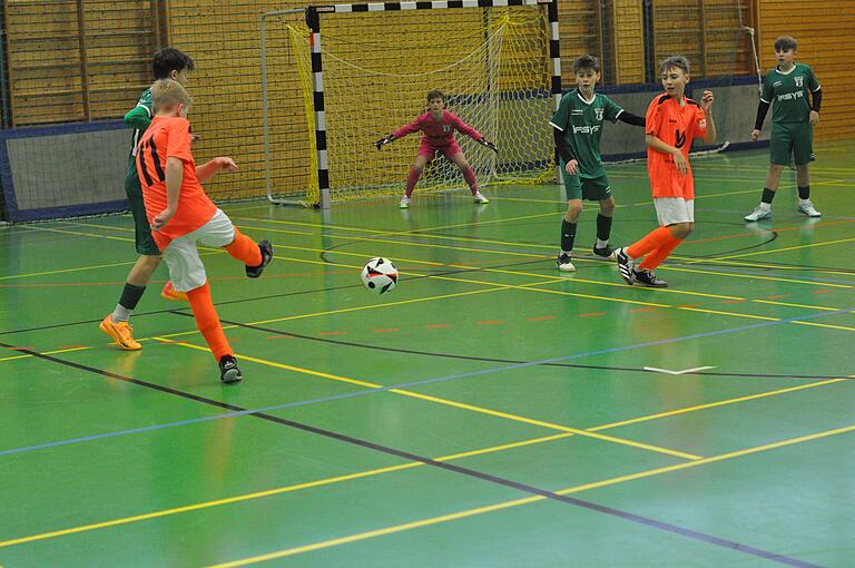 Sebastian Krug (links, Nummer 11) von der U13 der SG Rödelmaier versucht, mit einem Schuss aus der Distanz gegen den TSV Großbardorf ein Tor zu erzielen. Sebastian Krug (links, Nummer 11) von der U13 der SG Rödelmaier versucht, mit einem Schuss aus der Distanz gegen den TSV Großbardorf ein Tor zu erzielen.