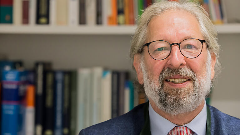 Veterinärdirektor Winfried Ueckert: Was waren seine skurrilsten Fälle? Jetzt geht er in den Ruhestand. Foto: Dita Vollmond Veterinärdirektor Winfried Ueckert: Was waren seine skurrilsten Fälle? Jetzt geht er in den Ruhestand. Foto: Dita Vollmond