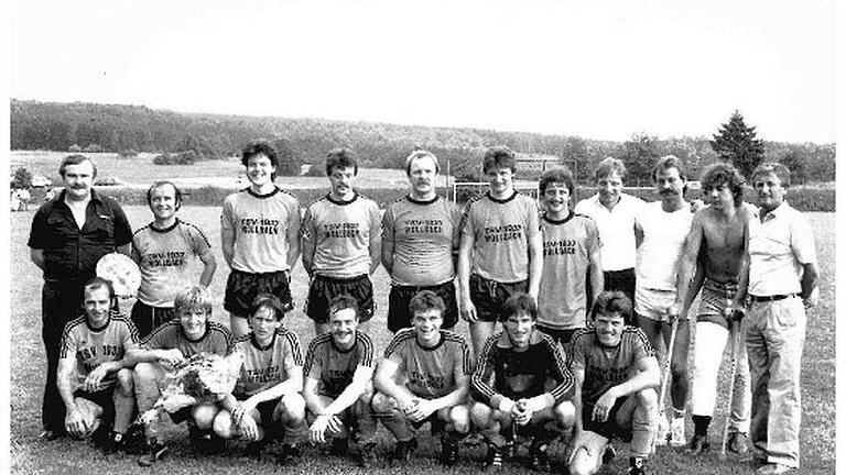 Unser Bild zeigt die Meistermannschaft vom TSV Wollbach in der Saison 1982/83 mit Abteilungsleiter Friedel Heckert (hinten, von links), Spielertrainer Gerhard Kirchner, Thomas Söder, Hermann Metz, Anton Heckert, Kurt Markart, Udo Schmitt, Reinhold...       -  Unser Bild zeigt die Meistermannschaft vom TSV Wollbach in der Saison 1982/83 mit Abteilungsleiter Friedel Heckert (hinten, von links), Spielertrainer Gerhard Kirchner, Thomas Söder, Hermann Metz, Anton Heckert, Kurt Markart, Udo Schmitt, Reinhold Rösser, Martin Amrhein, Konrad Wehner sowie Sigmund May (Vorsitzender TSV Wollbach) und Meinhard Keßler (vorne, von links), Jochen Wehner, Jürgen Rottenberger, Herbert Metz, Thomas Geis, Thomas Rottenberger und Michael Grom.