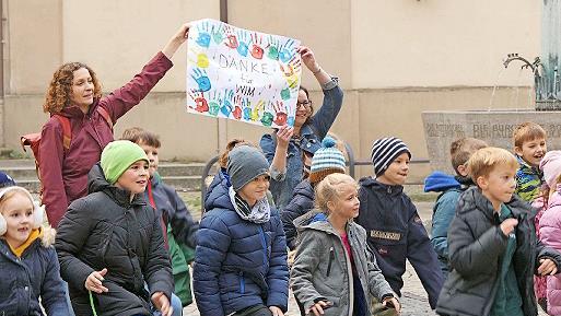 Schülerinnen und Schüler der Sinnberg-Grundschule bedanken sich musikalisch bei Oberbürgermeister Dirk Vogel für die zusätzlichen WIM-Stunden.       -  Schülerinnen und Schüler der Sinnberg-Grundschule bedanken sich musikalisch bei Oberbürgermeister Dirk Vogel für die zusätzlichen WIM-Stunden.