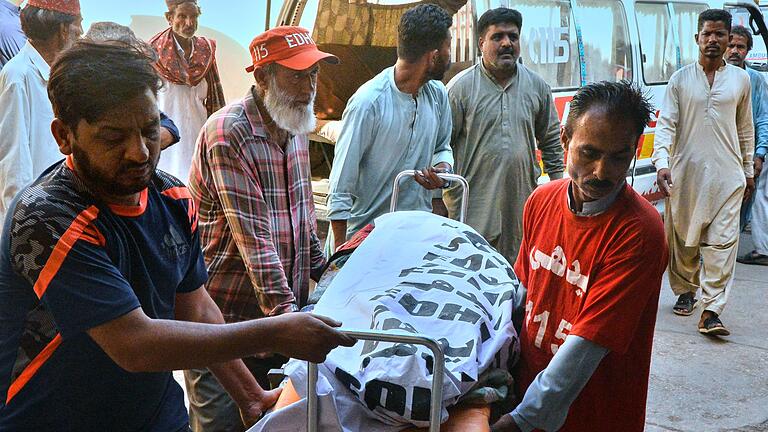 Tote nach Verkehrsunfall in Pakistan - Bei dem Unfall starben 14 Menschen, darunter auch Kinder. Tote nach Verkehrsunfall in Pakistan - Bei dem Unfall starben 14 Menschen, darunter auch Kinder.