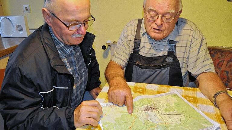 In Ermersrhausen steht die erste Etappe der Gemarkungswanderung an. Helmut Dressel und Gerhard Pfeiffer haben die Strecke begehbar gemacht.