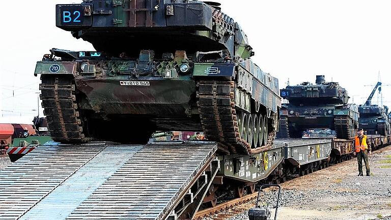 Das war knapp: Seitlich abzurutschen drohte dieser Panzer bei seiner Entladung von der eigens von der Bahn gebauten Rampe.