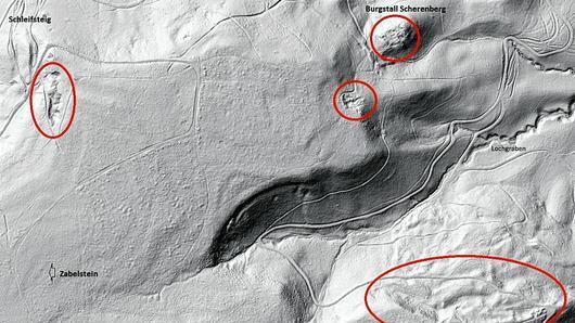 Die Schummerkarte zeigt das Relief am östlichen Zabelstein südlich von Oberschwappach. In der Natur ist das Gelände heute nahezu vollständig bewaldet und die alten Steinbrüche sind kaum zu erkennen. Durch den Schattenwurf der Karte aber sind die Eingriffe gut sichtbar. Beim großen Abbaugebiet rechts unten dürfte es sich um den Kohlberg aus der Karte von 1538 handeln.