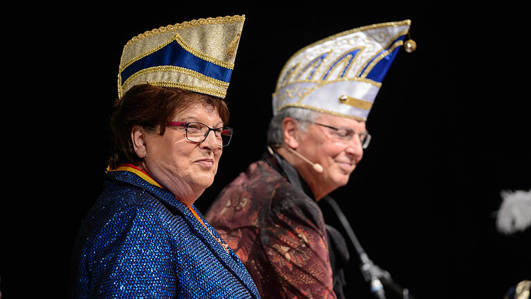 Die neue Trägerin des Kitzinger Schlappmaulordens Barbara Stamm (CSU) nimmt am Rosenmontag (12.02.18) bei der Sitzung der Kitzinger Karnevalsgesellschaft e.V. in der Florian-Geyer-Halle in Kitzingen den Orden entgegen. Nach Wolfgang Bosbach (CDU) wird Stamm in diesem Jahr der von der KiKaG vergebenen Würdigung ausgezeichnet