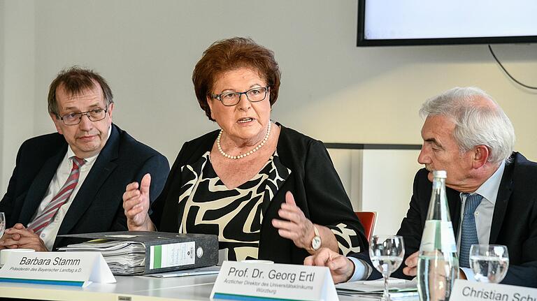 Hat sich seit Jahren für den Ausbau der Uniklinik in Würzburg stark gemacht: Die frühere Landtagspräsidentin Barbara Stamm. Links Uni-Präsident Alfred Forchel, rechts der Ärztliche Klinik-Direktor Georg Ertl. Hat sich seit Jahren für den Ausbau der Uniklinik in Würzburg stark gemacht: Die frühere Landtagspräsidentin Barbara Stamm. Links Uni-Präsident Alfred Forchel, rechts der Ärztliche Klinik-Direktor Georg Ertl. 