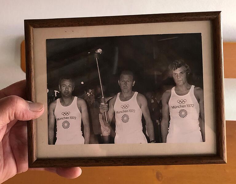 Gerd Laubmeister (Mitte) 1972 mit dem Olympischen Feuer und seinen beiden Begleitläufern. Das Bild hängt heute bei ihm im Wohnzimmer.