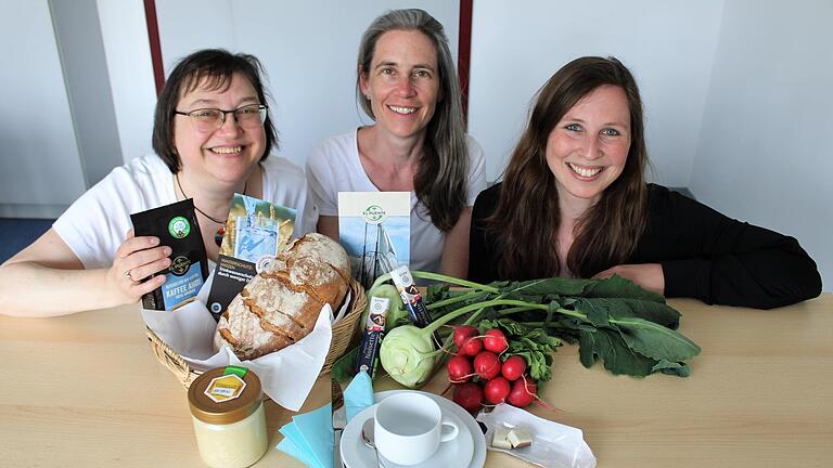 Anja Bergmann (Weltladen), Maja Schmidt (Regionalmanagement, Fairtrade-Landkreis, Solawi) und Ronja Rohlik (Umweltstation) hoffen auf viele Gäste beim Klimafrühstück. Anja Bergmann (Weltladen), Maja Schmidt (Regionalmanagement, Fairtrade-Landkreis, Solawi) und Ronja Rohlik (Umweltstation) hoffen auf viele Gäste beim Klimafrühstück.