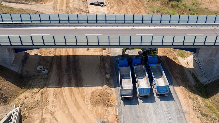 Schattenplatz auf der Autobahnbaustelle.jpeg       -  Autobahnbaustelle: Bund und Länder wollen Großprojekte schneller umsetzen können, Umweltverbände kritisieren die Pläne als Gefahr für den Rechtsstaat.
