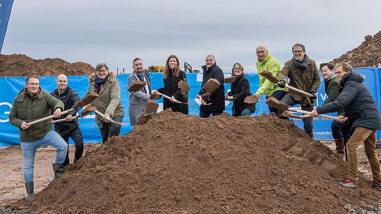 Beim feierlichen Spatenstich für den künftigen Standort der Firma Glaskeil in Giebelstadt (von links): Ingenieur Clemens Kammer, Johann Jaeger (Geschäftsführender Gesellschafter der Jaeger Gruppe), Alexander Arnold und Sonja Schlichting (Goldbeck GmbH), Landrat Thomas Eberth, Anja Knura (Goldbeck GmbH), Bürgermeister Helmuth Krämer, Archtiekt Volker Ruhl sowie die Geschäftsführer Hans Schulze Schwienhorst und Christoph Mueller. Beim feierlichen Spatenstich für den künftigen Standort der Firma Glaskeil in Giebelstadt (von links): Ingenieur Clemens Kammer, Johann Jaeger (Geschäftsführender Gesellschafter der Jaeger Gruppe), Alexander Arnold und Sonja Schlichting (Goldbeck GmbH), Landrat Thomas Eberth, Anja Knura (Goldbeck GmbH), Bürgermeister Helmuth Krämer, Archtiekt Volker Ruhl sowie die Geschäftsführer Hans Schulze Schwienhorst und Christoph Mueller. 