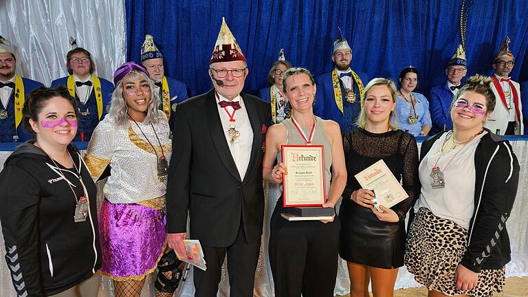 Manfred Schmitt, Beirat für Unterfranken im Fastnacht Verband Franken, zeichnete Susanne Kraft (Mitte) mit dem Till von Franken aus. Kerstin Borsitzki (2.v.re.) erhielt die Ehrennadel in Silber; Angela Bohnet (v.li.), Latoya Neidel und Selina Eck (re.) den Verbandsorden. Manfred Schmitt, Beirat für Unterfranken im Fastnacht Verband Franken, zeichnete Susanne Kraft (Mitte) mit dem Till von Franken aus. Kerstin Borsitzki (2.v.re.) erhielt die Ehrennadel in Silber; Angela Bohnet (v.li.), Latoya Neidel und Selina Eck (re.) den Verbandsorden.