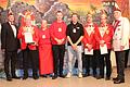 FVF-Beirat Felix Zirkelbach (l.) kam mit Orden zur Prunksitzung, darunter der „Till von Franken“, den Martin Kaiser (2. v. l.) für sein Engagement erhielt. Verdienst- und Verbandsorden nahmen Petra Schmitt, Daniel Hagemann, Marius Fischer sowie Jo...       -  FVF-Beirat Felix Zirkelbach (l.) kam mit Orden zur Prunksitzung, darunter der „Till von Franken“, den Martin Kaiser (2. v. l.) für sein Engagement erhielt. Verdienst- und Verbandsorden nahmen Petra Schmitt, Daniel Hagemann, Marius Fischer sowie Johannes und Marcel Kaiser entgegen. Karlheinz Surauf (rechts) überreichte – wie jedes Jahr – einen Obolus für die Jugendarbeit der Faschingsfreunde.