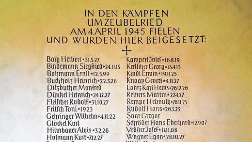 Gedenkstätte: Neben der Zeubelrieder Kirche sind die Namen der deutschen Gefallenen verewigt, die im April 1945 dort in einem Massengrab bestattet wurden. Sieben von ihnen waren erst 17. Gedenkstätte: Neben der Zeubelrieder Kirche sind die Namen der deutschen Gefallenen verewigt, die im April 1945 dort in einem Massengrab bestattet wurden. Sieben von ihnen waren erst 17.