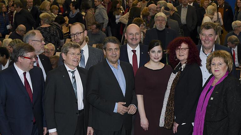 Der frühere Parteichef und Außenminister Sigmar Gabriel stand im Mittelpunkt des SPD-Neujahrempfangs der SPD Würzburg Stadt und Land. Begrüßt wurde er von Volkmar Halbleib, Walther Kolbow, Georg Rosenthal, Alexander Kolbow, Bernd Rützel, Katharina Räth, Kerstin Westphal, Harald Schneider und Eva-Maria Linsenbreder.