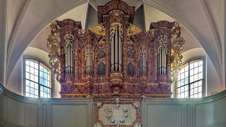 Die Dreieinigkeitskirche in Rentweinsdorf erhielt im Jahr 1984 eine Hoffman-Orgel. Die Dreieinigkeitskirche in Rentweinsdorf erhielt im Jahr 1984 eine Hoffman-Orgel.