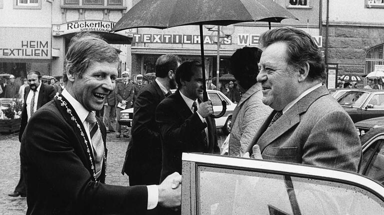 Franz-Josef Strauß (rechts) beim Wahlkampf in den 1980er-Jahren. Berührungsängste kannte Kurt Petzold nicht. Franz-Josef Strauß (rechts) beim Wahlkampf in den 1980er-Jahren. Berührungsängste kannte Kurt Petzold nicht. 