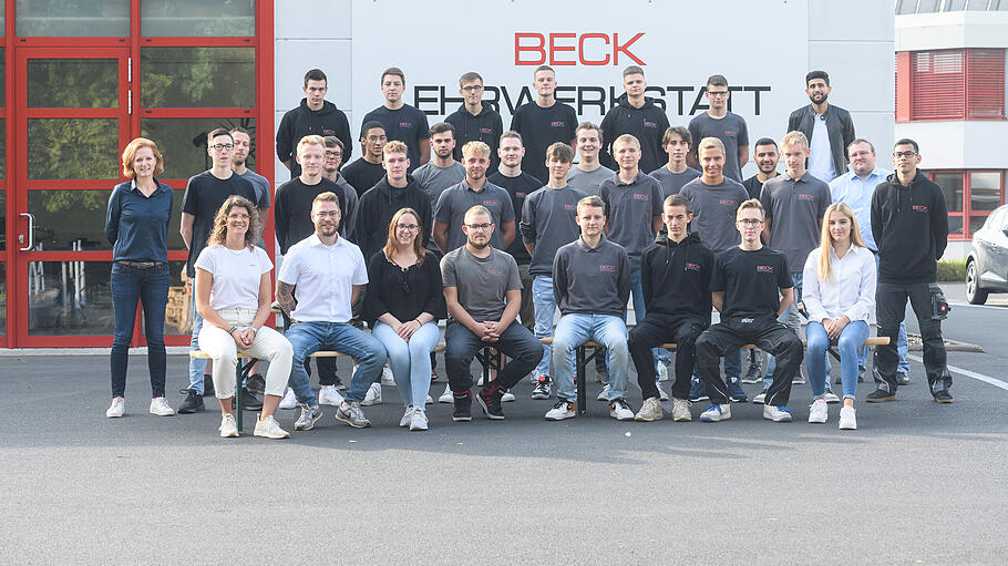 Extrem junges Team: Über 40 Auszubildende sind bei Team Elektro Beck in Würzburg angestellt. (Hinweis: Am Tag des Fotoshootings wurde die 3G-Regel für alle Teilnehmer*innen eingehalten.)