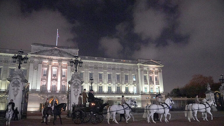 Festnahme und kontrollierte Explosion nahe Bucking.jpeg       -  Trotz des Zwischenfalls und einer kontrollierten Explosion wurden am Buckingham-Palast die nächtlichen Proben für das Krönungszeremoniell am kommenden Wochenende fortgesetzt.