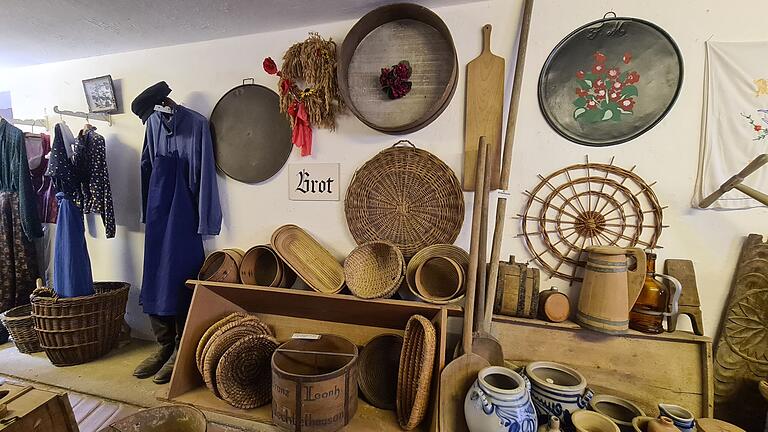 Brotkörbe, Gärtöpfe, Mehlsiebe und Arbeitskleidung sind nur ein Teil der Ausstellung im Bauernmuseum. Brotkörbe, Gärtöpfe, Mehlsiebe und Arbeitskleidung sind nur ein Teil der Ausstellung im Bauernmuseum.