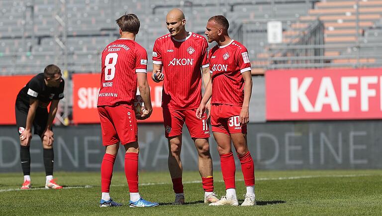 Die Kickers-Spieler (von links) Fabian Wessig, Alem Japaur und Benyas Junge-Abiol diskutieren darüber, wer zum Elfmeter antritt. Am Ende scheiterte Japaur am Gäste-Keeper. Die Kickers-Spieler (von links) Fabian Wessig, Alem Japaur und Benyas Junge-Abiol diskutieren darüber, wer zum Elfmeter antritt. Am Ende scheiterte Japaur am Gäste-Keeper.