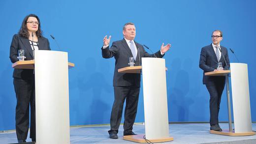Pressekonferenz nach der fünften Verhandlungsrunde: SPD-Generalsekretärin Andrea Nahles (von links), CDU-Generalsekretär Hermann Gröhe und CSU-Generalsekretär Alexander Dobrindt