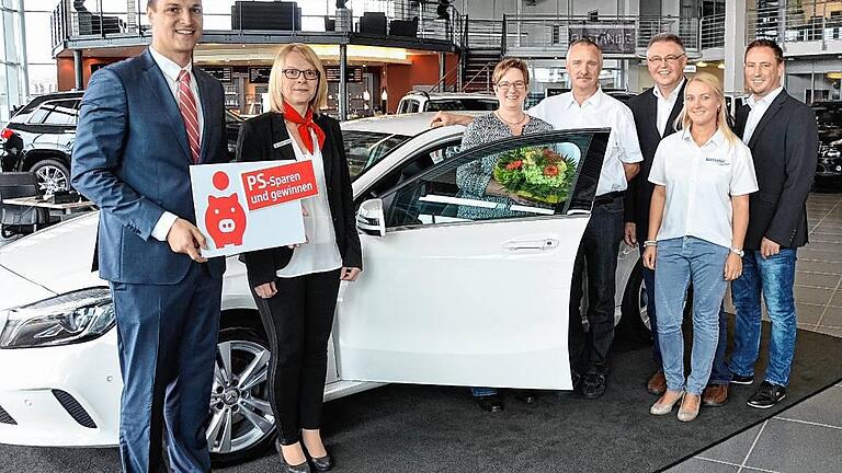 Mit PS-Los zum 45 000-Euro-Mercedes       -  (kab)   Robert Vollkommer hatte Glück: In der Sonderauslosung des PS-Sparens der Sparkasse Schweinfurt hat er einen von neun Mercedes A 220 d im Wert von 45 000 Euro gewonnen. Die Überraschung stand dem Gewinner noch bei der Übergabe des Fahrzeuges ins Gesicht geschrieben, heißt es in einer Pressemitteilung der Sparkasse. &bdquo;Damit hätte ich nicht gerechnet&ldquo;, freute sich Robert Vollkommer bei der Schlüsselübergabe. Gemeinsam mit seiner Frau nahm er das Fahrzeug im Autohaus Horst Beständig GmbH in Gochsheim in Empfang. Vorstandsmitglied Daniel Gastl und Kundenberaterin Susanne Hümpfer gratulierten dem Gewinner bei einem Sektempfang. Im Bild (von links): Vorstandsmitglied Daniel Gastl, Kundenberaterin Susanne Hümpfer, die Gewinner Ulrike und Robert Vollkommer, Conny Beständig, Daniel Beständig und Sina Beständig vom Autohaus Horst Beständig GmbH Gochsheim.