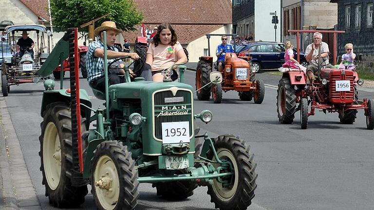 Alt und Jung auf dem Traktor: Die kleine Traktorenparade war im wahrsten Sinn des Wortes eine generationenübergreifende Sache.