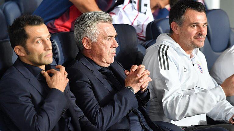 Paris St. Germain - Bayern München       -  Am Abend vor dem großen Knall: Bayerns Noch-Trainer Carlo Ancelotti (M.) neben seinem Nachfolger Willy Sagnol.