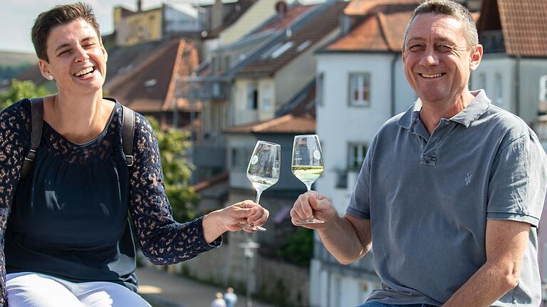 Anstoßen macht auf der Alten Mainbrücke einfach mehr Spaß. Anstoßen macht auf der Alten Mainbrücke einfach mehr Spaß.
