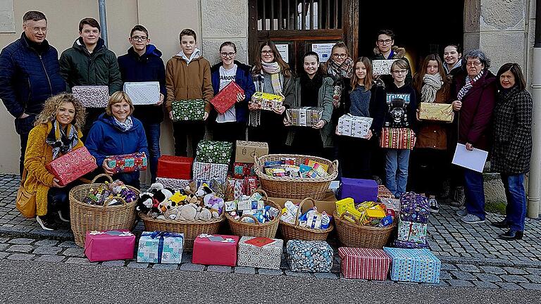 Die Vertreter der Schülermitverwaltung und des Sozialen Arbeitskreises der Wallburg-Realschule überbrachten mit ihren Lehrern Werner Steger, Corinna Hartwich-Beck und Maria Brasch (von links) die Päckchen und Geschenke zum Tafelladen in Eltmann. Darüber freuen sich außerdem Direktorin Manuela Küfner und die Tafel-Vorsitzende Marianne Schmittlutz.