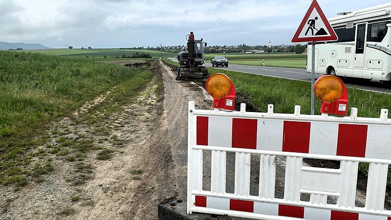 Auch am Mittwoch, knapp eine Woche nach dem Starkregen, war der Radweg an der B8 zwischen Kitzingen und Mainbernheim noch gesperrt.