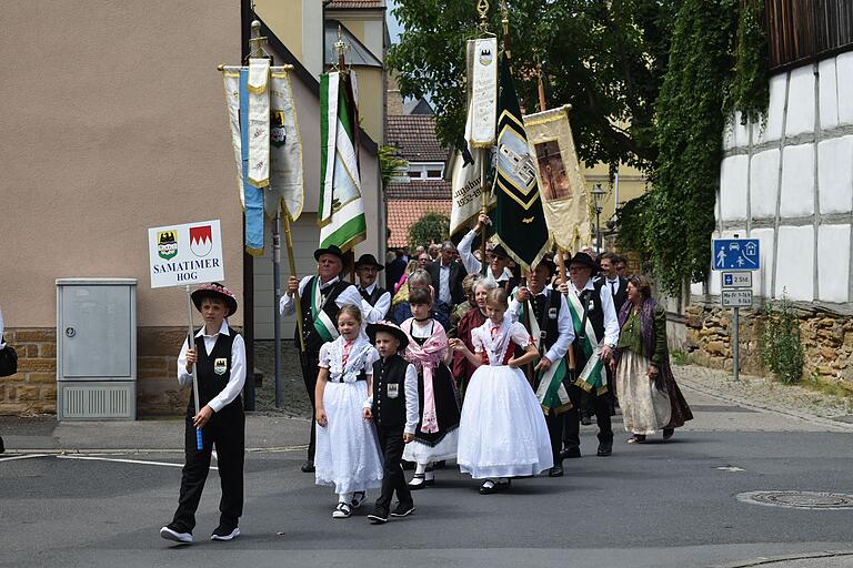 Der Festzug, angeführt von einigen Kindern, zog vom Marktplatz zum Festzelt.