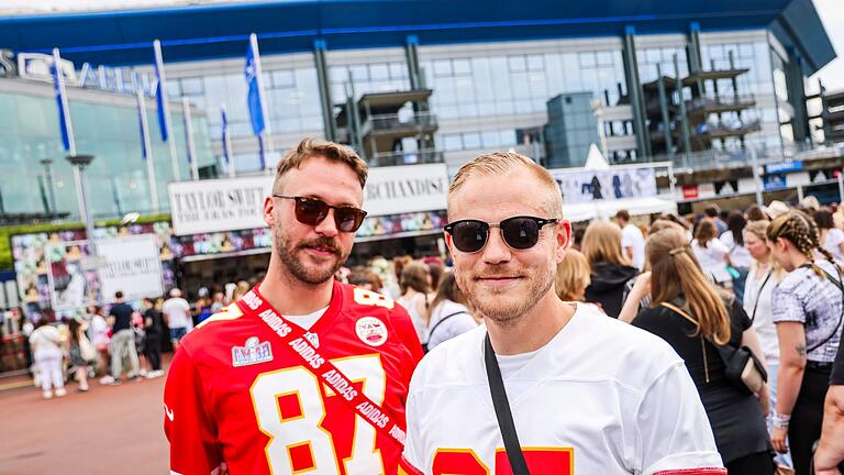 Konzert der Sängerin Taylor Swift - Gelsenkirchen       -  Gerrit (r) und Denis sind seit einem Jahr Fans von Taylor Swift.