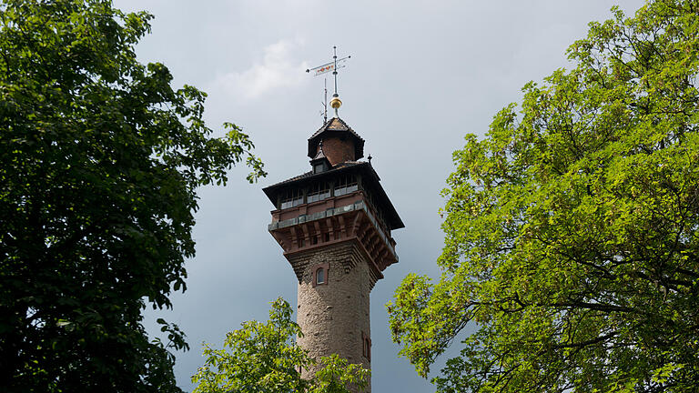 Akademie Frankenwarte stand kurz vor dem Aus       -  Blick auf den markanten Aussichtsturm der Frankenwarte in Wuerzburg am Donnerstag (31.07.14). Die in den Gebaeuden der Frankenwarte untergebrachte Akademie stand wegen wegfallender Zuschuesse kurz vor dem Aus, dem Einsatz des Wuerzburger Bundestagsabgeordneten Walter Kolbow (SPD) ist es zu verdanken, dass der Betrieb bis 2018 gesichert ist.