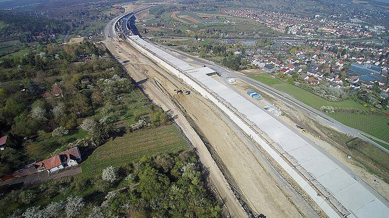 Die Baustelle der A 3 bei Heidingsfeld. Die Autobahndirektion soll demnächst im Stadtrat erklären, warum der Ausbau der A 3 so viel länger dauert als geplant.