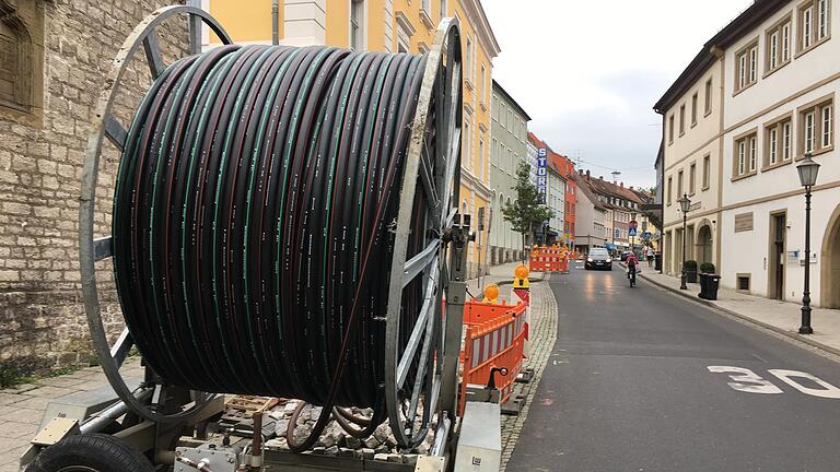 Alle paar Meter durchziehen zurzeit Baugruben die Kitzinger Innenstadt, wie hier in der Ritterstraße. Das Mobilfunkunternehmen Vodafone lässt in mehreren Straßen Leerrohre einziehen, um später darin Glasfaserkabel für schnelles Internet verlegen zu können. Beim Spülbohrverfahren geschieht das überwiegend unterirdisch, so dass kein offener Graben entstehen muss. Alle paar Meter durchziehen zurzeit Baugruben die Kitzinger Innenstadt, wie hier in der Ritterstraße. Das Mobilfunkunternehmen Vodafone lässt in mehreren Straßen Leerrohre einziehen, um später darin Glasfaserkabel für schnelles Internet verlegen zu können. Beim Spülbohrverfahren geschieht das überwiegend unterirdisch, so dass kein offener Graben entstehen muss.