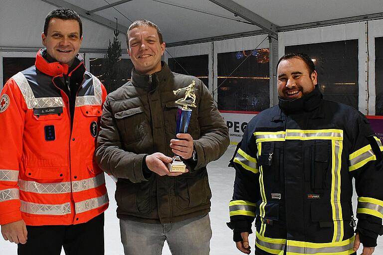 Polizeioberkommissar Steffen Weber von der Polizeiinspektion Bad Neustadt freute sich riesig. Seiner Mannschaft gelang es beim Eisstockturnier von BRK, Feuerwehr und Polizei den begehrten Pokal vom BRK Rhön-Grabfeld zurück zu holen. FW Kommandant Markus Schneyer und BRK Bereitschaftsleiter Alexander Klamt freuten sich mit dem Sieger.