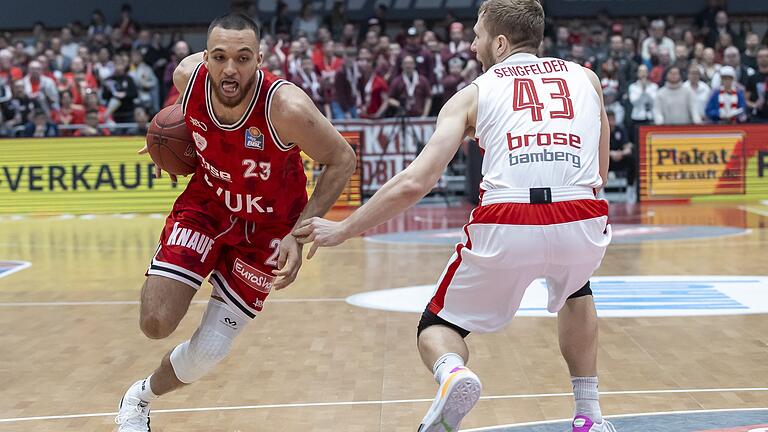 Derby in Würzburg am 6. März 2020: Brekkott Chapman (links) enteilt Bambergs Christian Sengfelder.